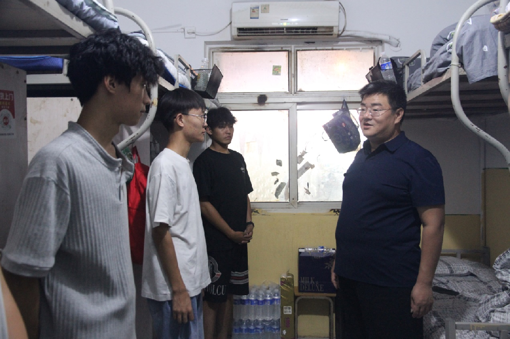 情暖宿舍,關(guān)懷入心|校領(lǐng)導(dǎo)深入宿舍慰問 2025 級新生